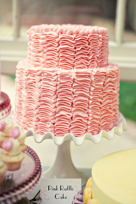レースみたいなデザインが可愛い ピンクベースのウエディングケーキ