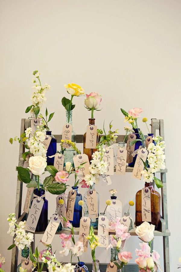 瓶にカラフルなフラワーを飾る 結婚式や二次会にぴったりの手作りデコレーション